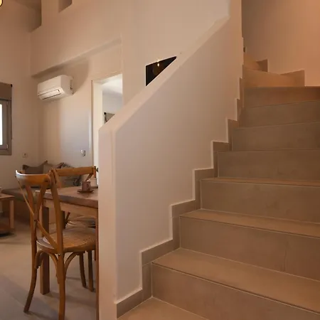 Santorini - - Sleeps 4 - Pool - Parking Villa Mesaria