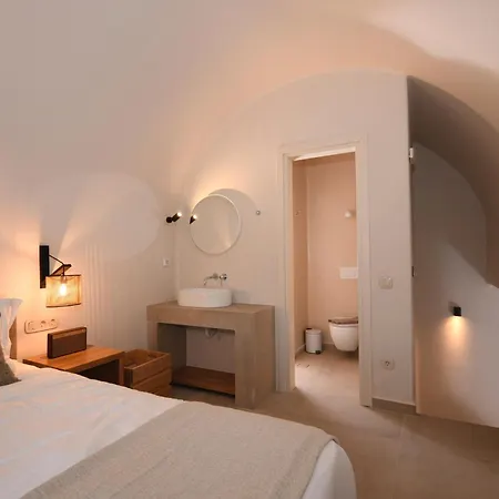 Santorini - - Sleeps 4 - Pool - Parking * Mesaria