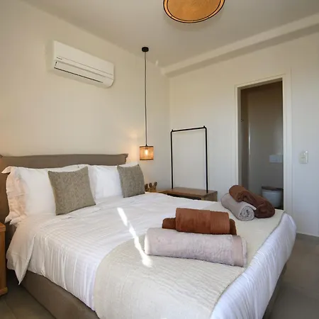 Santorini - - Sleeps 4 - Pool - Parking