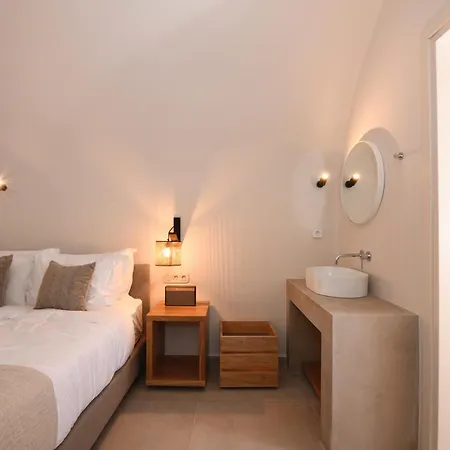Santorini - - Sleeps 4 - Pool - Parking * Mesaria